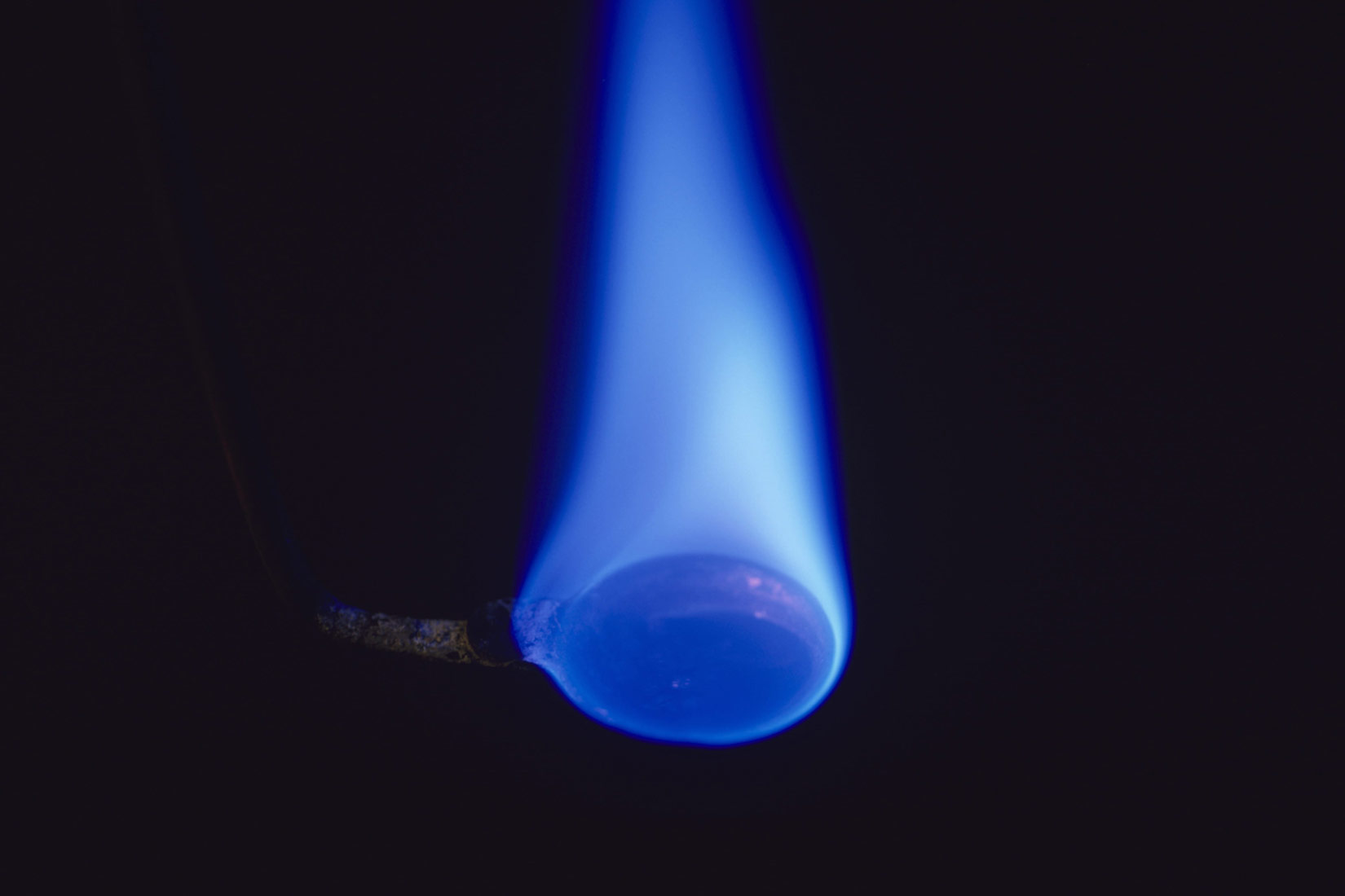 Sumpor gori plavičastim plamenom.