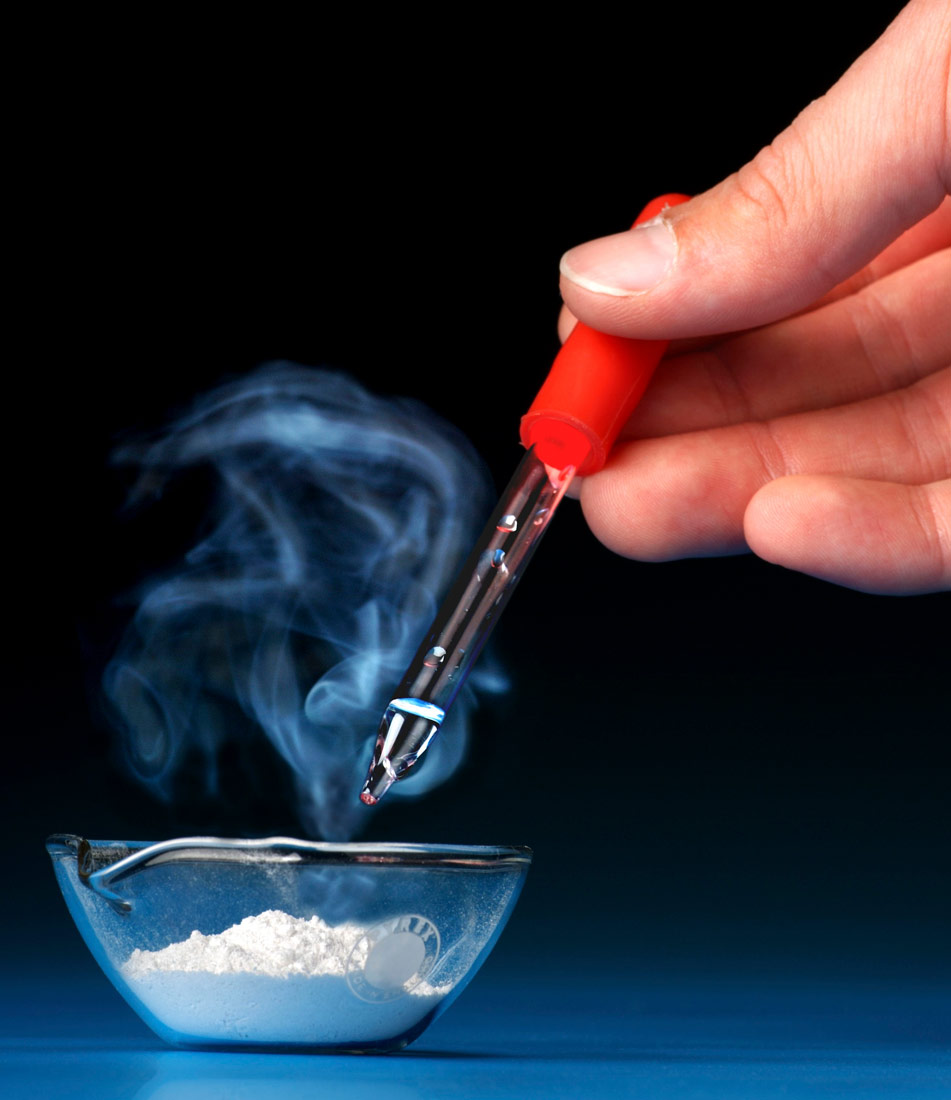 Fotografija prikazuje reakciju vode i kalcijevog oksida. Kalcijevom oksidu pipetom je dodano nekoliko kapljica vode. Događa se snažna reakcija. Iz smjese izlazi para što je dokaz stvaranja topline.