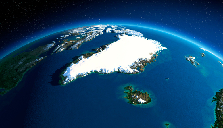 Grenland. Fotografija prikazuje satelitsku snimku snijegom i ledom prekrivenog otoka Grenlanda. Uski pojas obale nije prekriven ledenjacima i snijegom