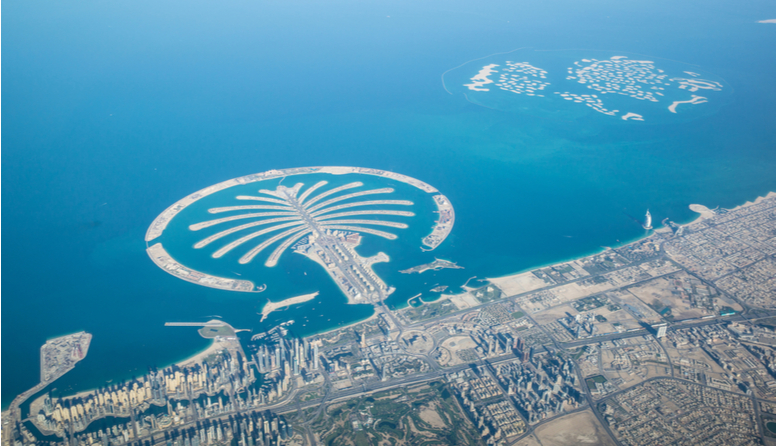 Dubai, UAE. Na fotografiji se nalazi prikaz Dubaija snimljenog iz zraka. grad se proteže duž obale. Na fotografiji je najimpresivniji umjetno izgrađeni poluotok u obliku palme te otok u obliku kružnice koji je okružuje