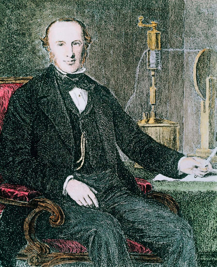 Fotografija prikazuje engleskog fizičara Jamesa Prescotta Joulea (1818. – 1889.). Fizičar, odjeven u tamno odijelo sjedi za radnim stolom. U pozadini se vidi jedan kemijski uređaj. Jedinica za energiju, joule (čitamo: đul) dobila je ime po slavnom fizičaru.