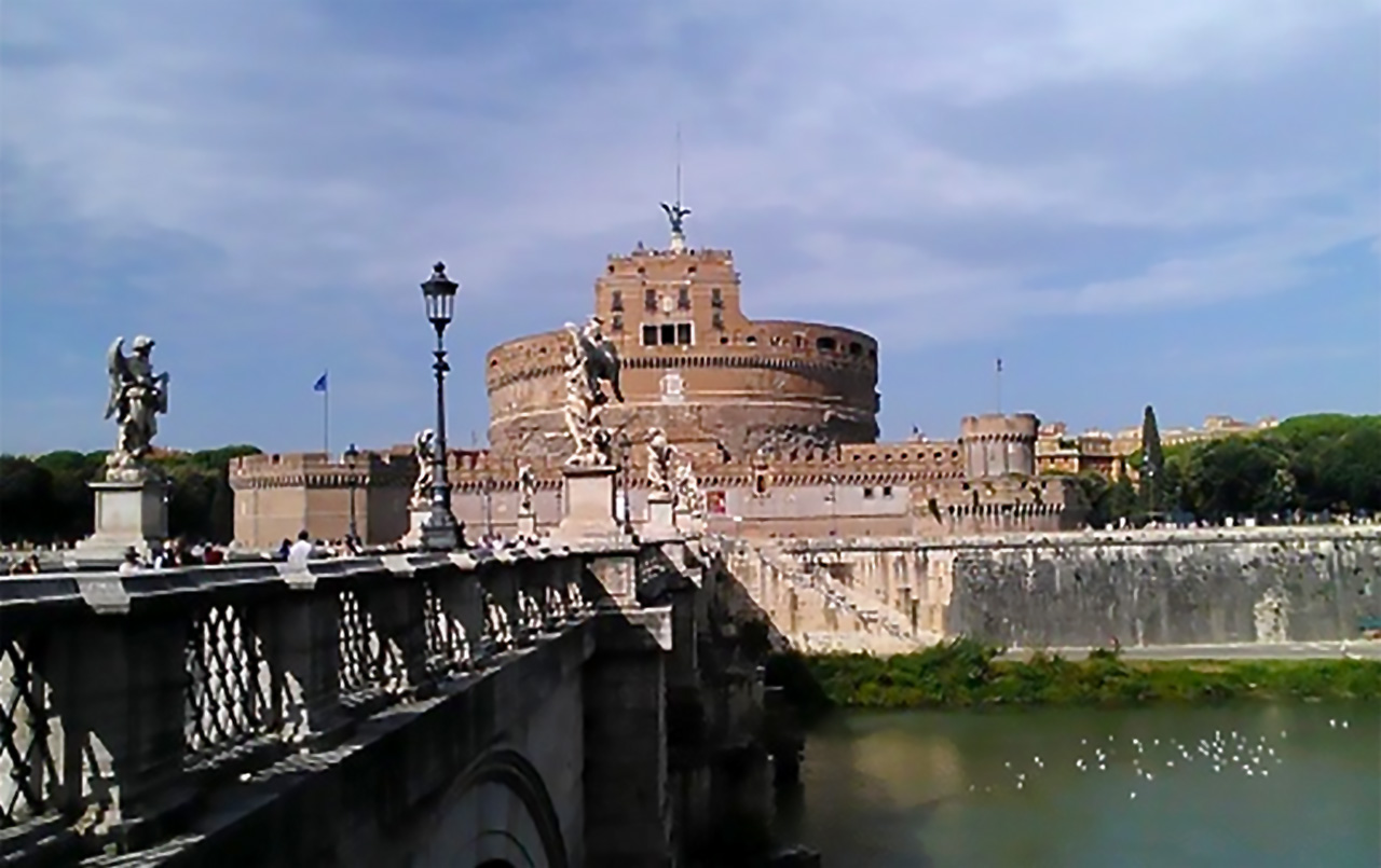 Srednjovjekovna tvrđava na obali rijeke i most koji vodi do nje.