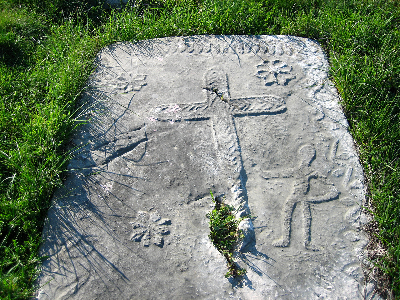 Kameni stećci položeni na livadi. 