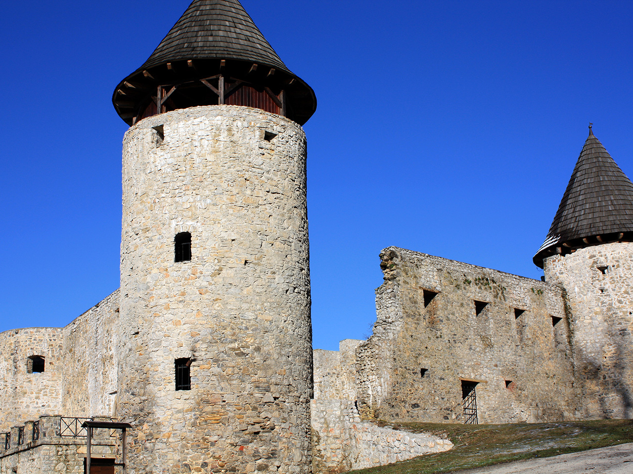 Bajkoviti grad s četiri kule.