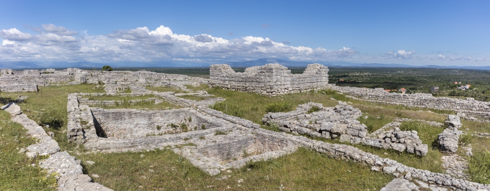 Ova slika prikazuje ostatke antičke utvrde Varvaria u blizini Bribira