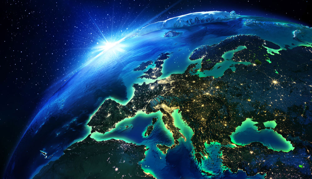 izgled planeta Zemlja gledan iz svemira. Vidi se samo dio Zemlje Europa, Sjever Afrike, Azija,Sjeverni pol.Naseljena područja su osvjetljena dok je ostatak u polumraku. Pol je bijeli. Iza Zemlje nazire se izlazeće Sunce.