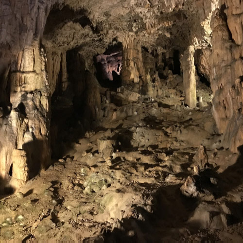 Podzemna špilja u krškom reljefu.Špilja je osvjetljena i vide se različiti špiljski oblici nastali djelovanjem vode .