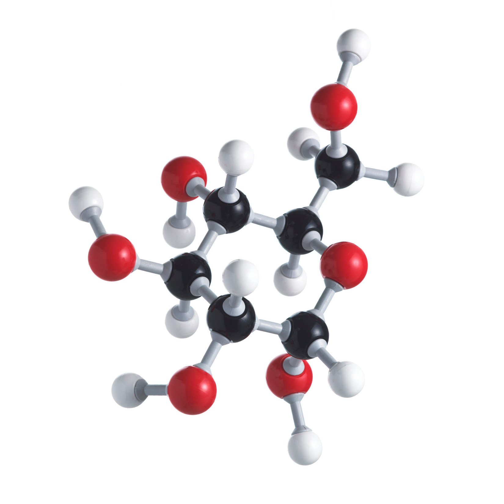 Slika prikazuje model molekule glukoze u prstenastoj formi. U sastavu prstena nalaze se pet atoma ugljika i jedan atom kisika.
