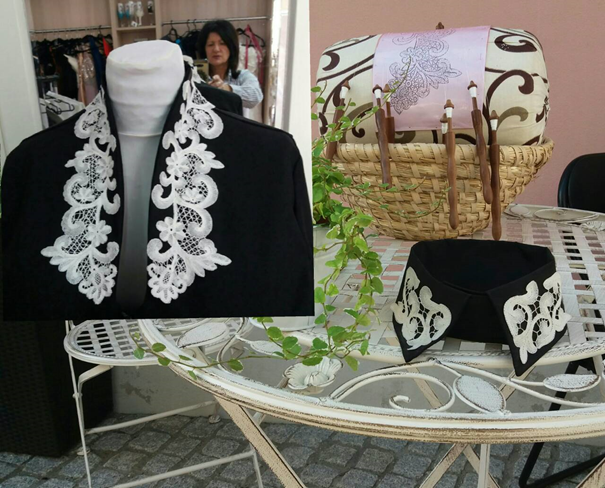 Prikazani su neki od odjevnih predmeta s ukrasom od lepoglavske čipke koje je izradila majstorica Ivanka Divjak iz Varaždinske županije. Tu je crna jakna s ovratnikom od bijele čipke. Na čipki vidimo uzorke cvjetića i listića.