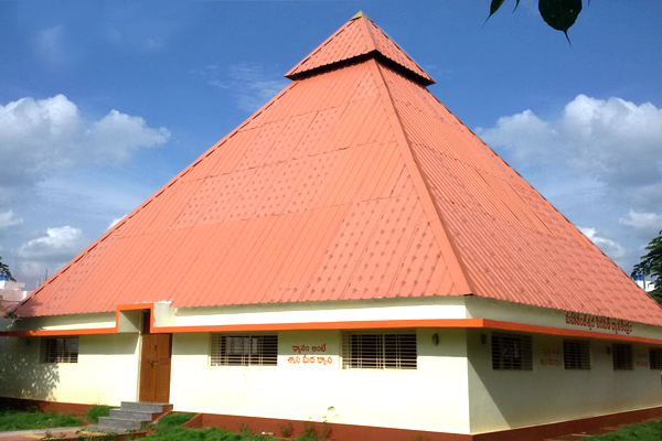 Slika prikazuje zgradu s krovom oblika četverostrane piramide.