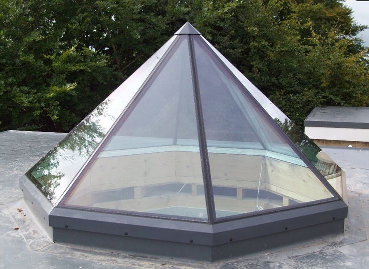 Slika prikazuje šesterostranu piramidu.