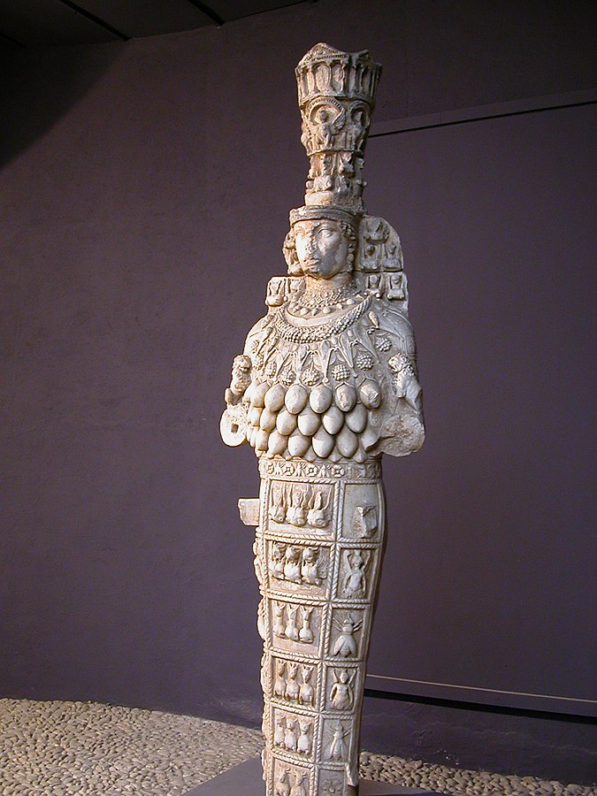 Na slici je statua Artemide iz Efeza