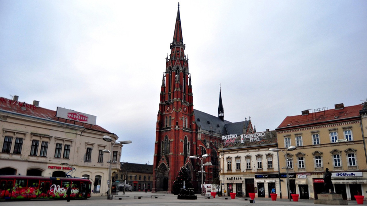 Osječki glavni trg s konkatedralom sv. Petra i Pavla Apostola.