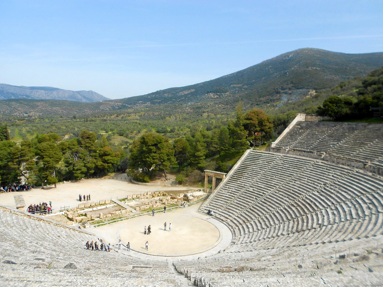 Najstarije kazalište u Epidauru, amfiteatar kamenih tribina smješten u šumi.