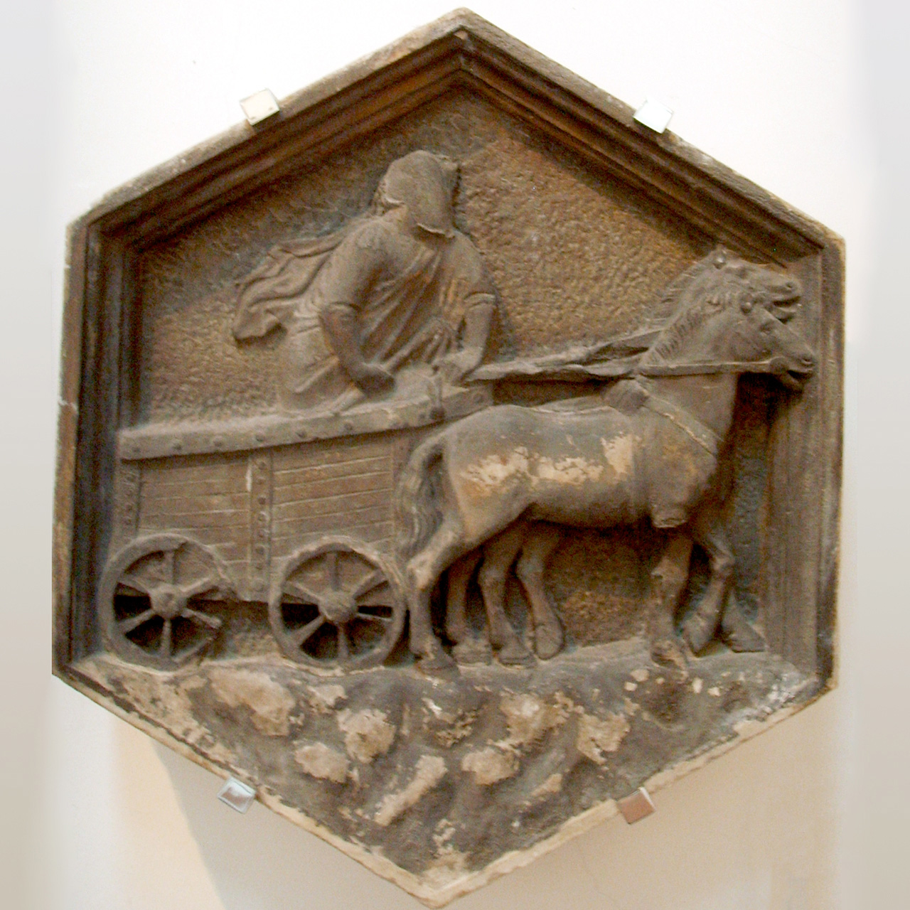 Tespisova kola, simbol putujućeg kazališta - dva konja vuku zapregu kojom upravlja muškarac. 