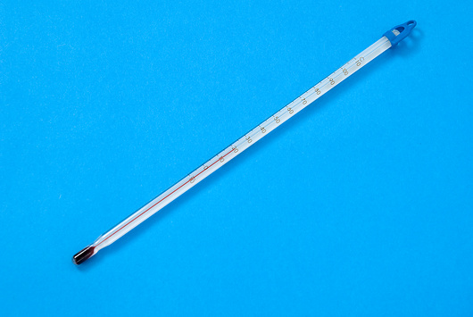 Fotografija prikazuje alkoholni termometar.