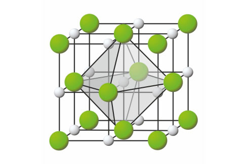 Svaki je natrijev ion okružen u kristalu sa šest kloridnih iona; Svaki kloridni ion okružen je sa šest natrijevih iona