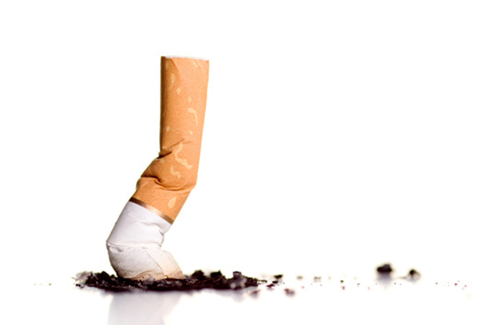 Fotografija prikazuje ugašeni opušak duhanske cigarete.