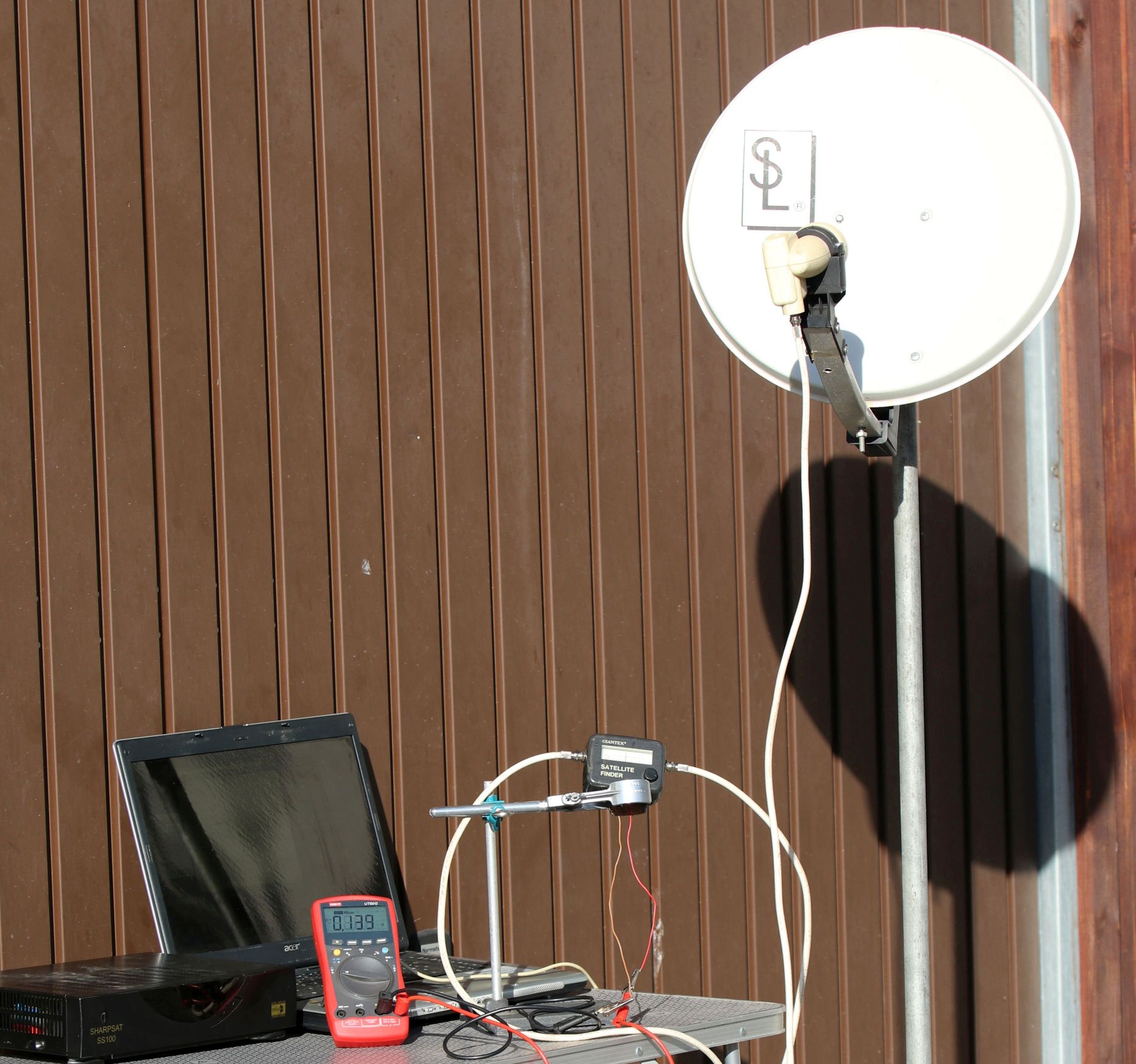 Prikazani su dijelovi jednostavnog radioteleskopa: satelitska antena (tanjur), kabel, laptop, pojačalo.