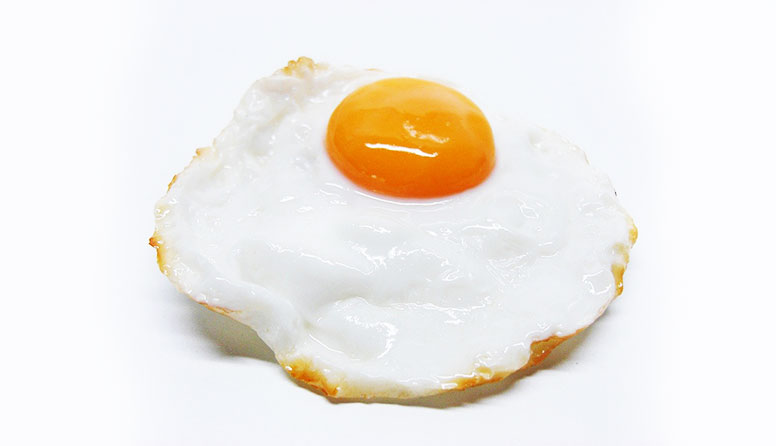 Fotografija prikazuje prženo jaje ˝na oko˝.